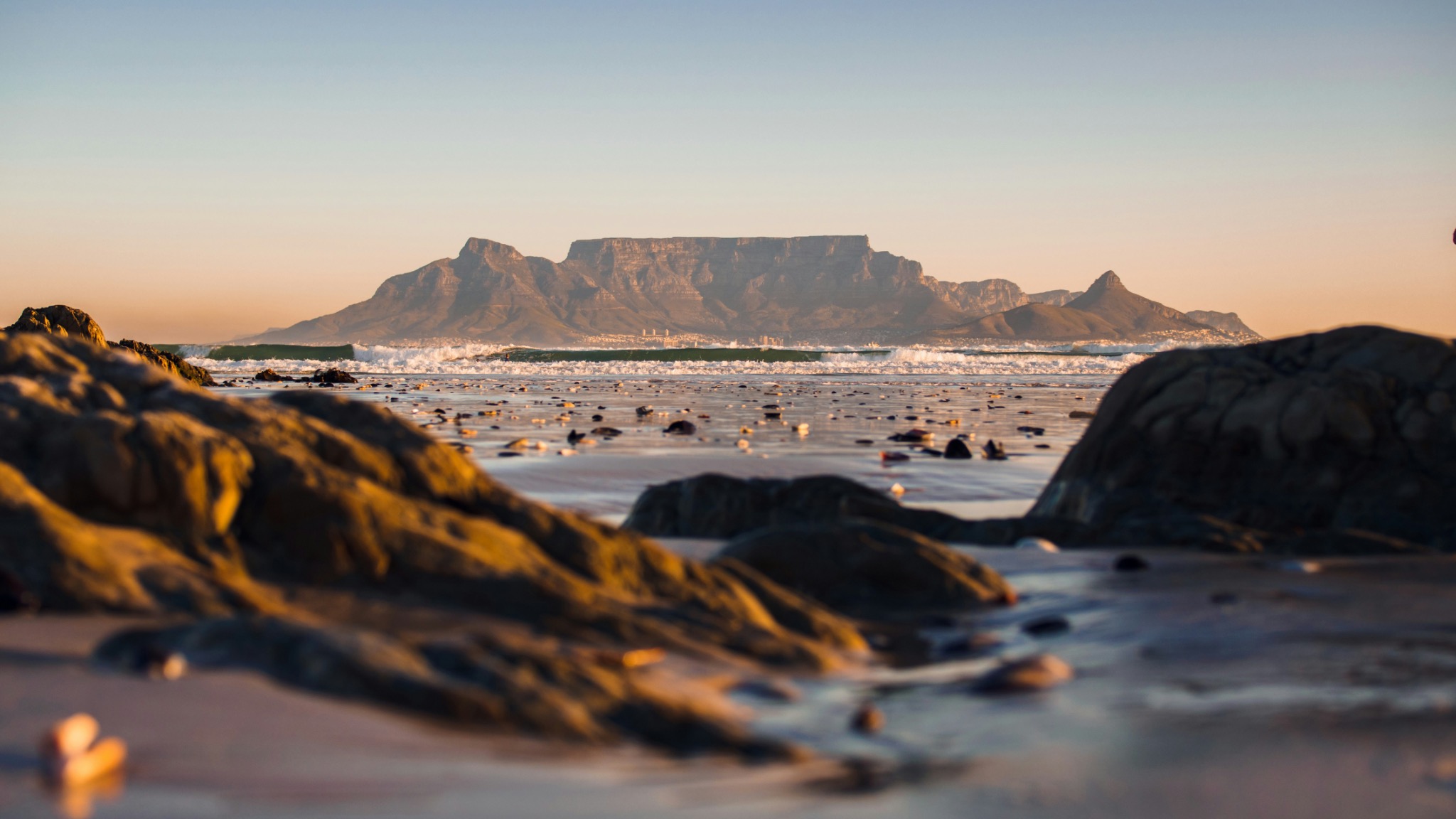 Table Mountain desde la costa, con luz dorada