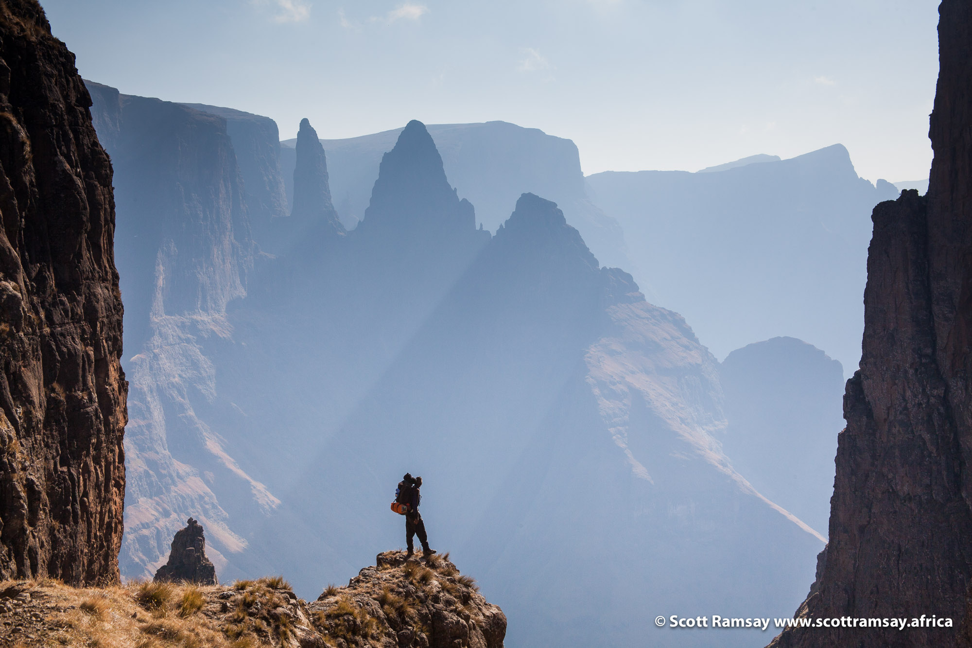 Senderista en el Drakensberg. Fotografía: Scott Ramsay