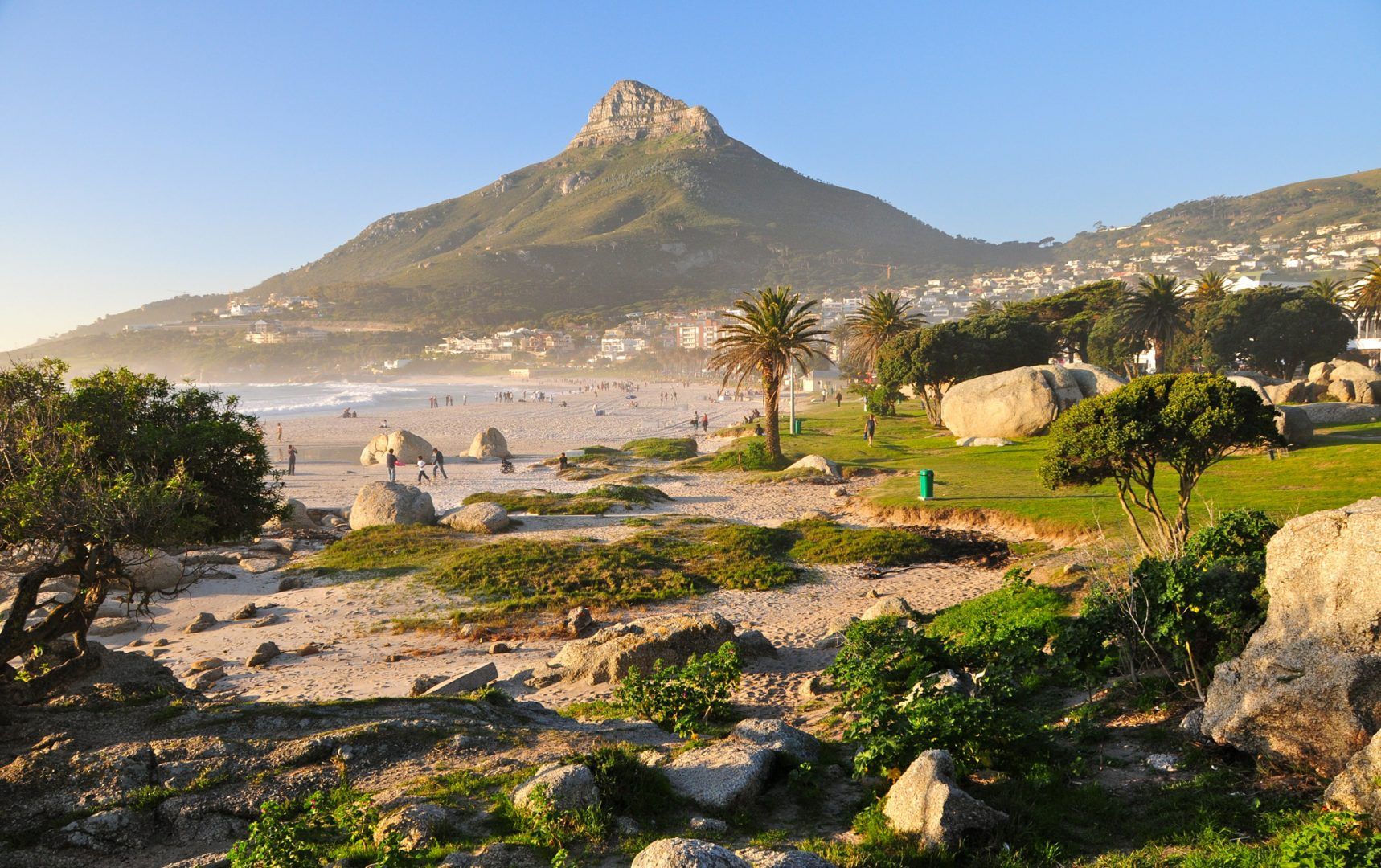 Playa y montaña en la costa de Ciudad del Cabo