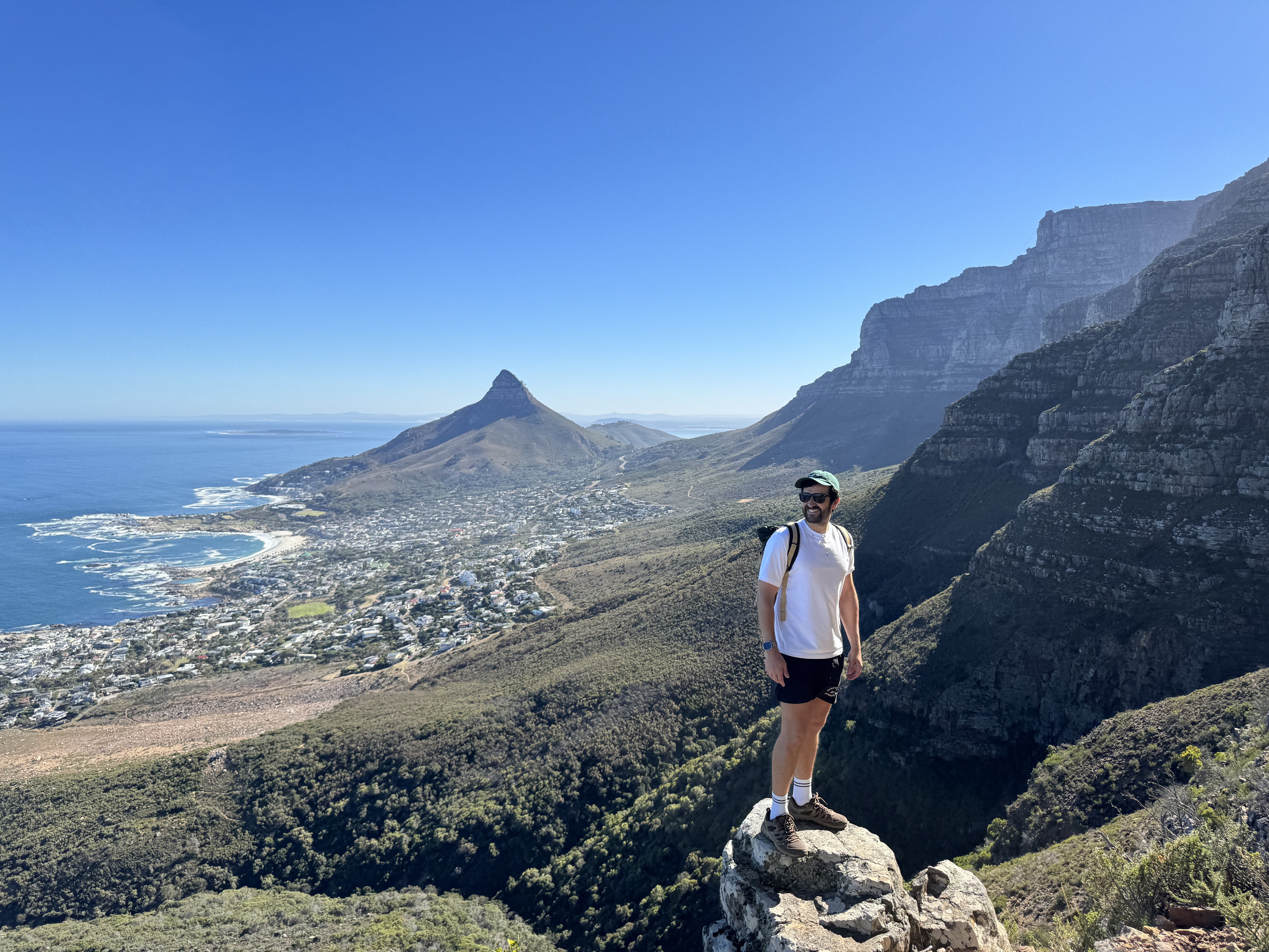 Rafa, fundador de Alma Sudáfrica, en las montañas de Ciudad del Cabo